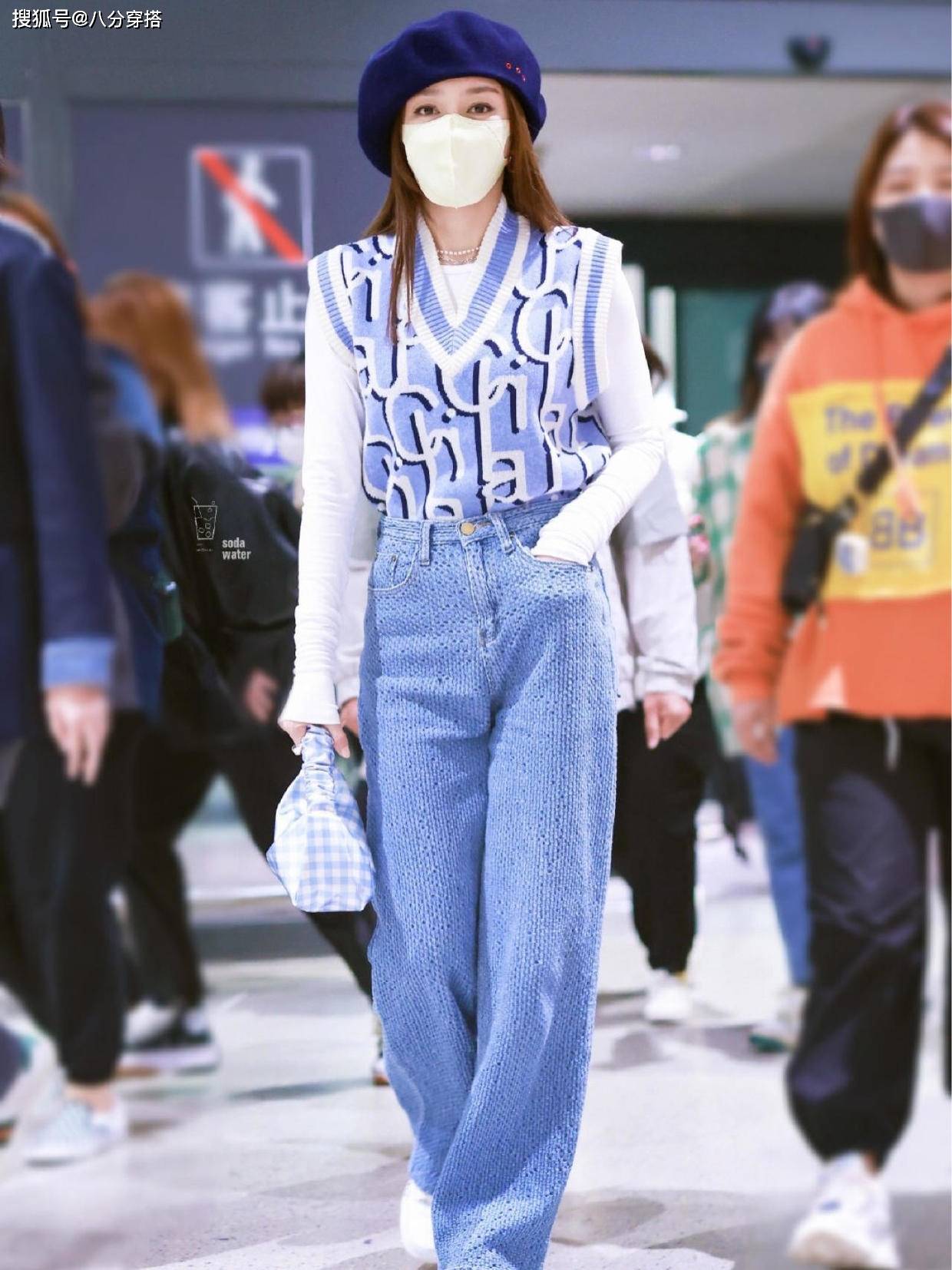 身材|秦岚虽是“阿姨年纪”，穿针织马甲配白T恤甜美温柔，嫩成大学生