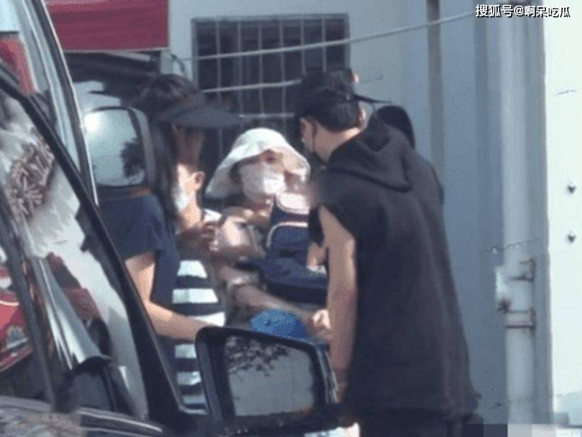 合体|谢娜产后和张杰合体秀恩爱！接双胞胎女儿放学，身材臃肿抱娃吃力