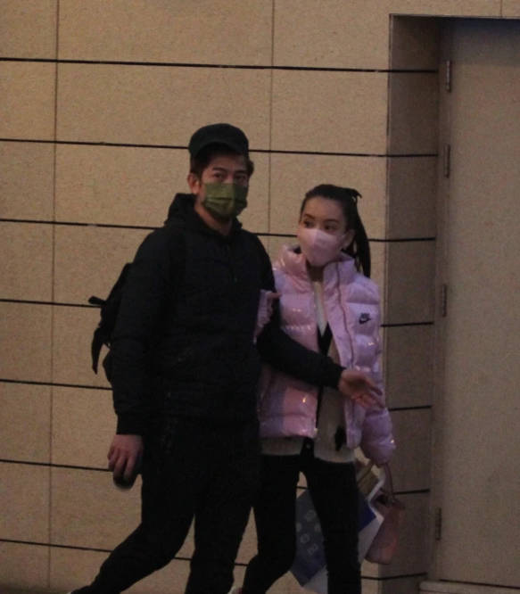 身材|郭富城一家五口逛街，俩女儿不怕露正脸，小他4岁的岳母穿貂贵气？