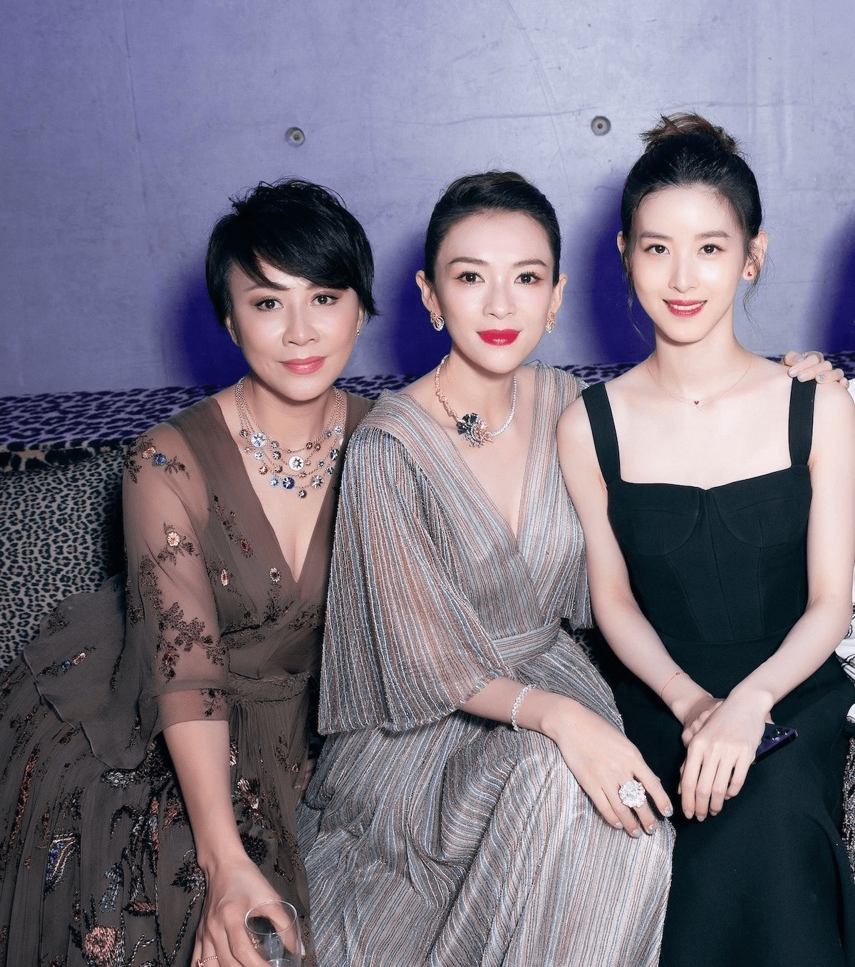 手机|章泽天罕见陪丈夫豪门应酬，居家打扮只顾看手机，似爸爸带着女儿？