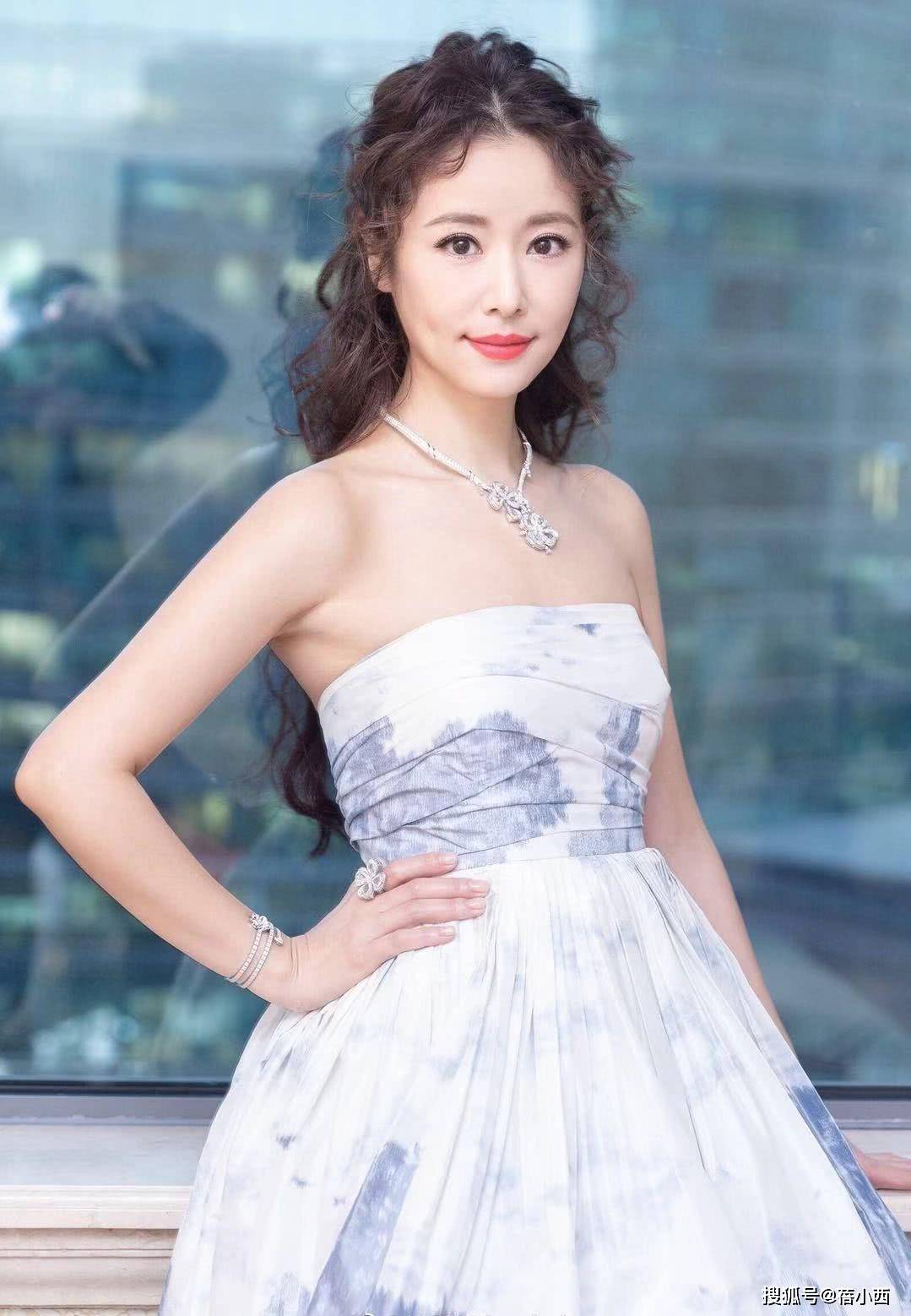 霍建华|霍建华的老婆林心如又美出圈了，穿白色蕾丝拼接连衣裙，气质惊艳