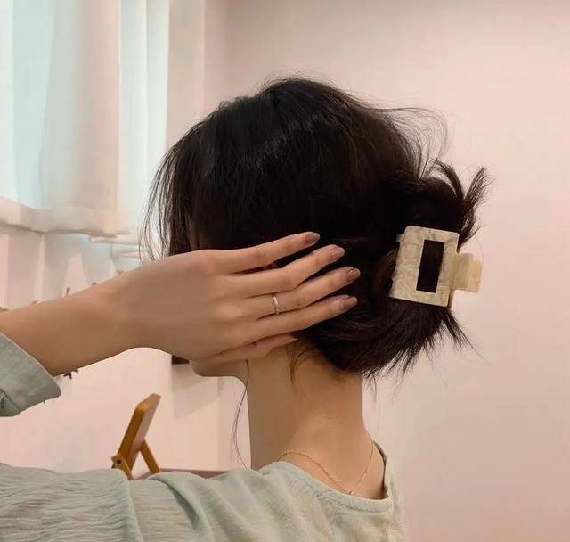 发型|妈妈辈的鲨鱼夹C位出道！一招搞定初秋发型，洋气又时髦