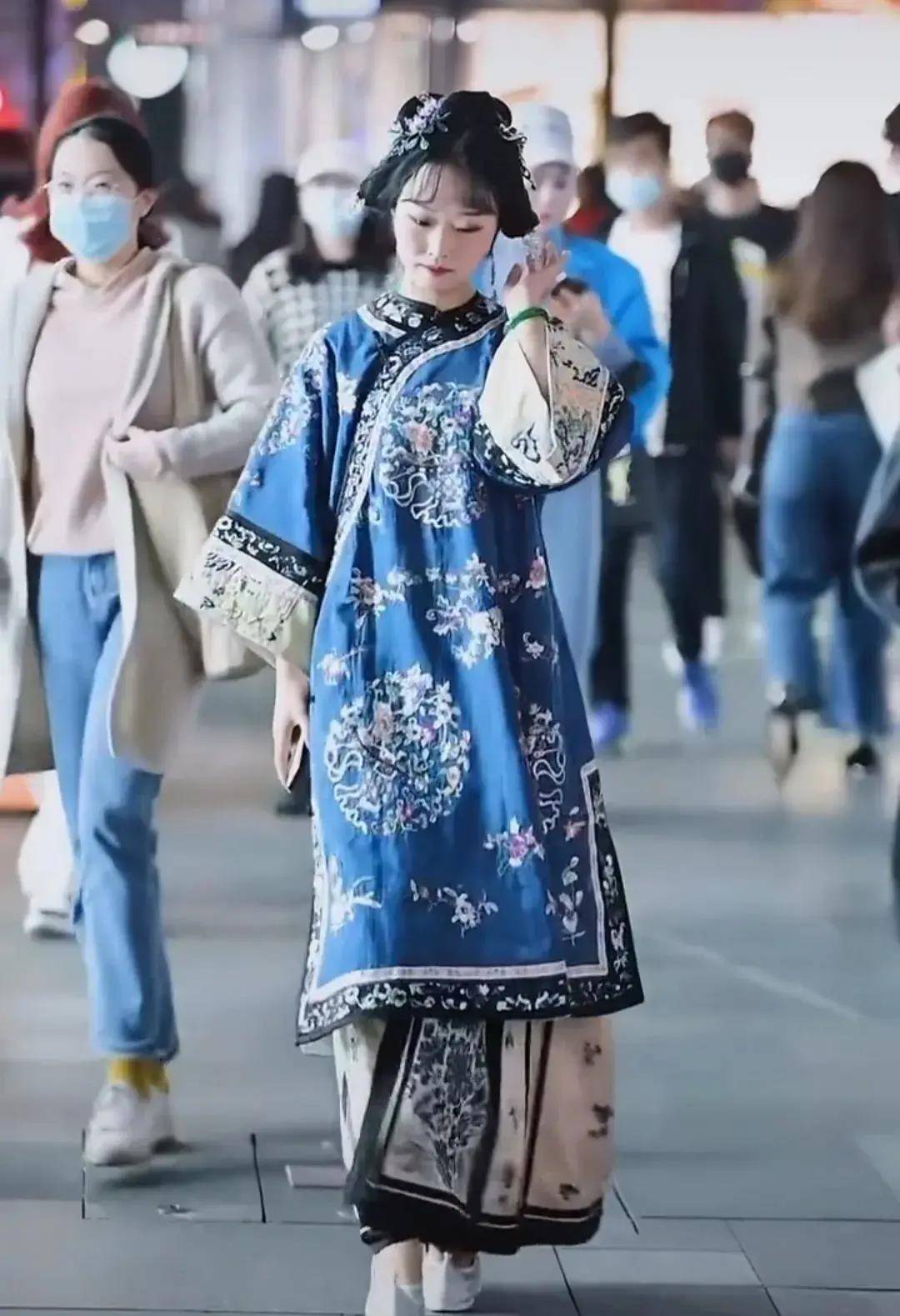 束于|她这身看似满清时期的服装，走在街头争议不断