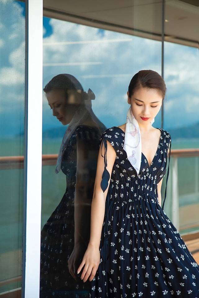 黑色|《披荆斩棘的哥哥》新主持人刘涛气场全开，开叉长裤抢镜，有韵味