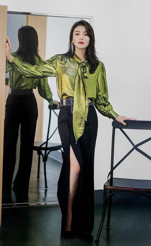 黑色|《披荆斩棘的哥哥》新主持人刘涛气场全开，开叉长裤抢镜，有韵味