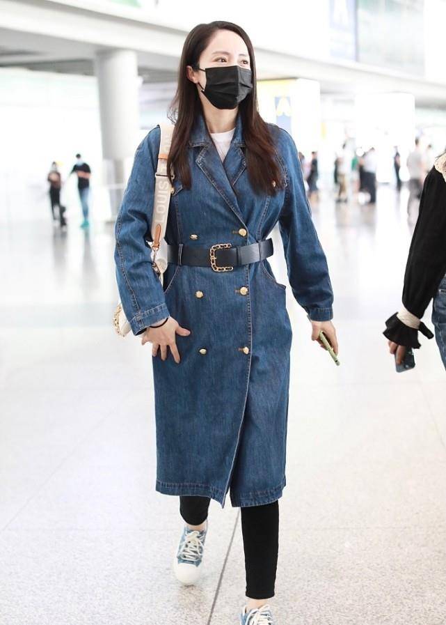 清流|董璇的衣品是娱乐圈中的一股“清流”，衬衫配牛仔裤，却意外时髦