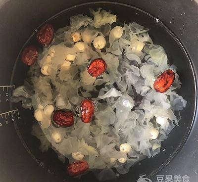 做法|#做道懒人菜，轻松享假期#银耳莲子红枣汤