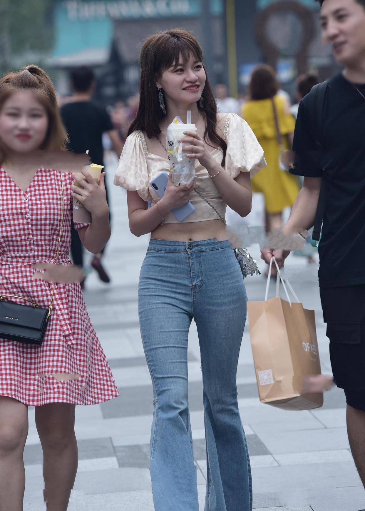 切换|穿着短裤能轻松切换各种时尚风格，给女性带来更强的美感
