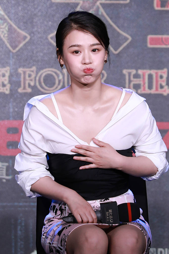 马思纯真敢穿,白衬衣领子开太大,嘟嘴卖萌坐姿好撩人