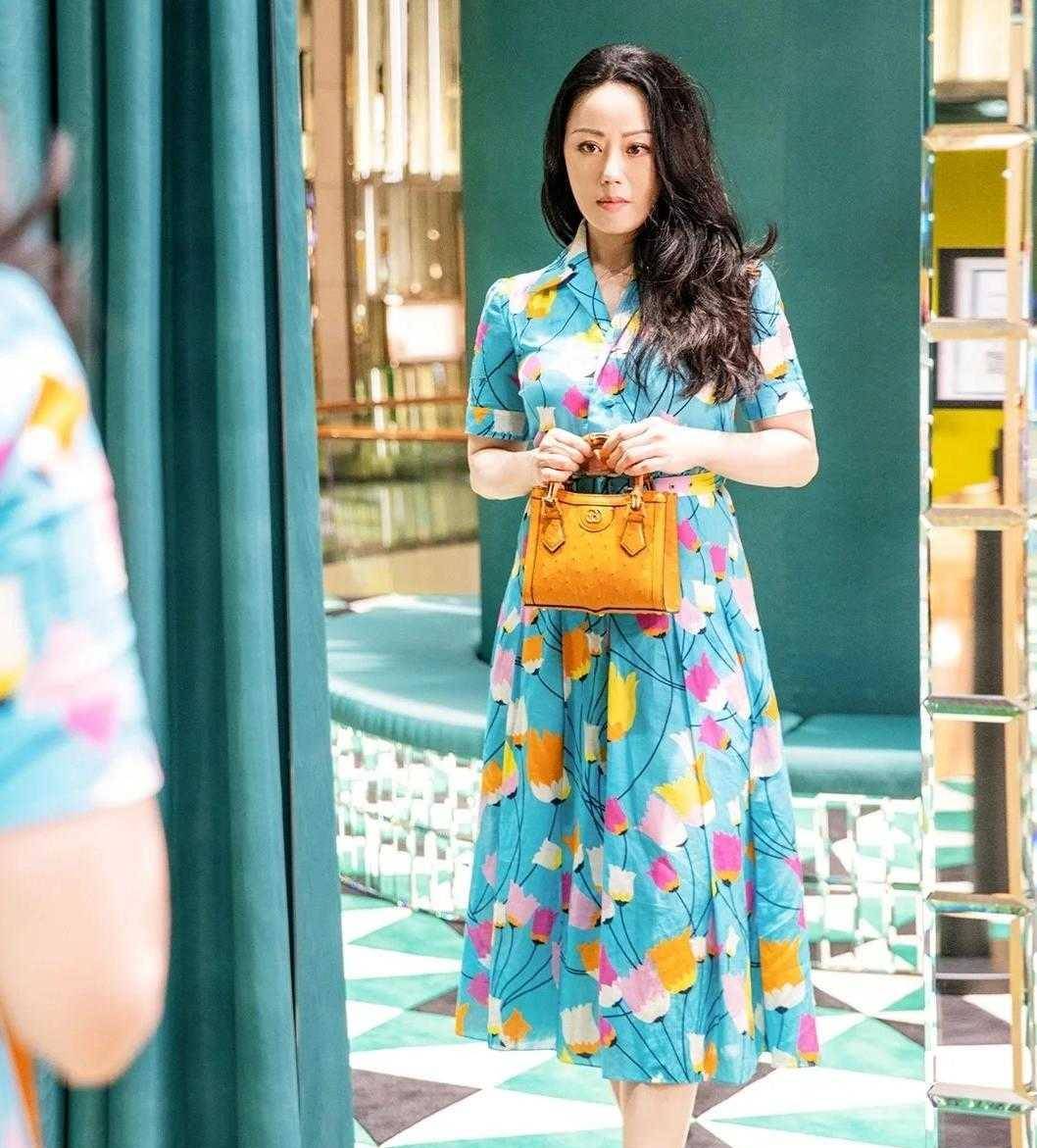 色彩|章小蕙骨子里的“贵族”气质，穿印花连衣裙优雅贵气，美翻了