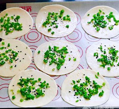 温度|#母亲节，给妈妈做道菜#葱油饼～饺子皮版