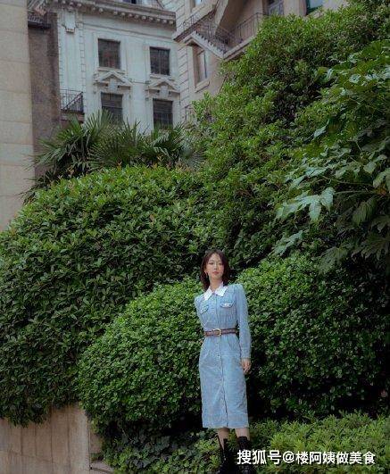 个性|29岁杨紫和32岁杨颖同穿牛仔长裙，年龄不重要气质是关键