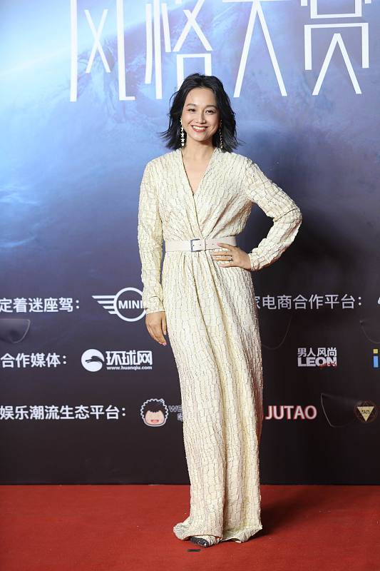 晚礼服|朱丹身穿V领裙秀身材，看起来自信从容，无修镜头下一点不像40岁