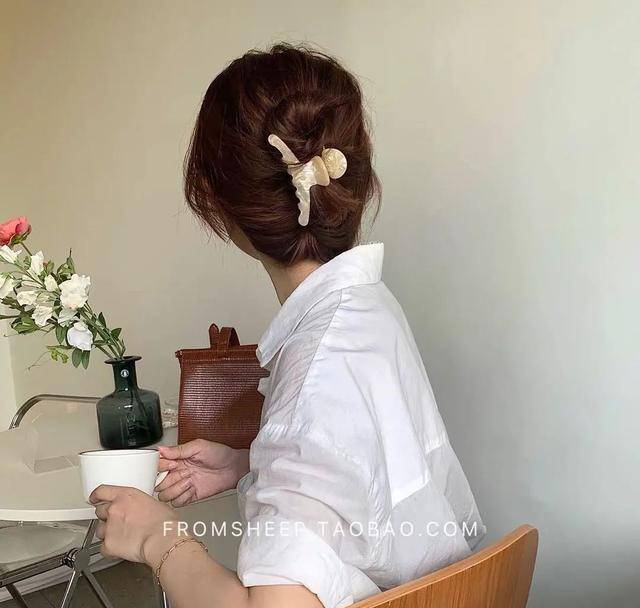 发型|妈妈辈的鲨鱼夹C位出道！一招搞定初秋发型，洋气又时髦
