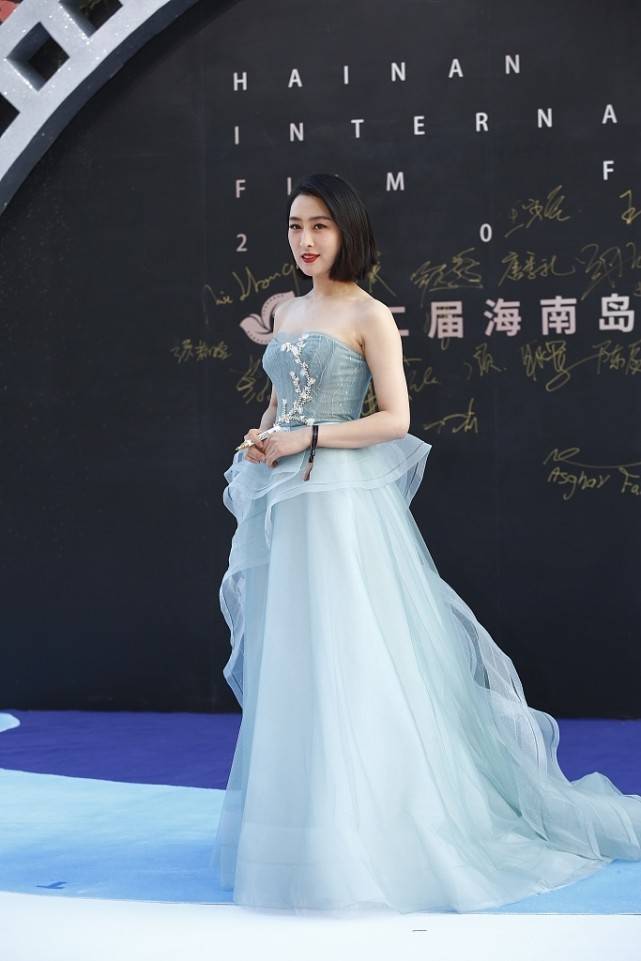 马苏|马苏气质沉稳很多，身穿雾霾蓝礼服，配上利落的短发，优雅又大气