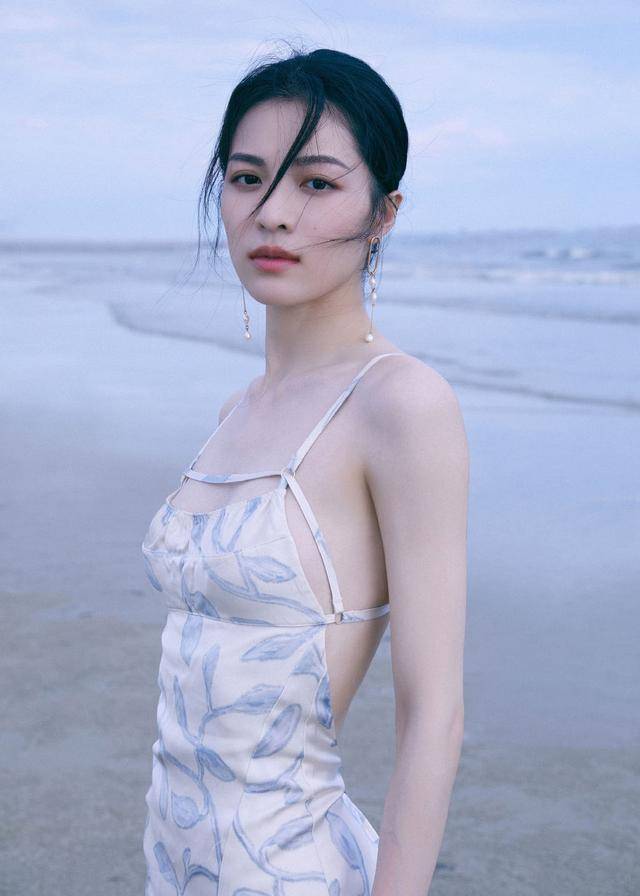 钟楚曦|钟楚曦打扮得真清凉,仗着身材好大胆挑战吊带裙,不走红毯也惊艳