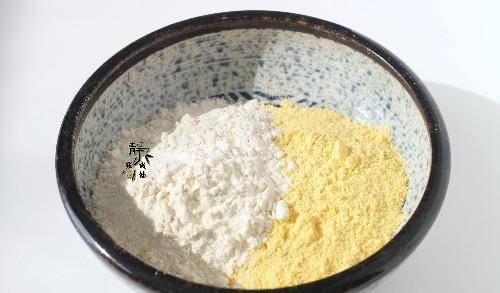 加点|不用早起也能吃到，粗粮发面早餐饼，加点菜叶如此煎，味道真是好