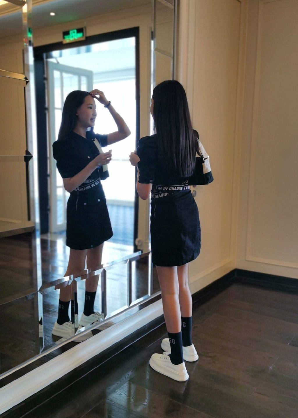 厚底|赵文卓妻女出游大女儿最抢镜，才14岁腿细又长，像开了拉长滤镜