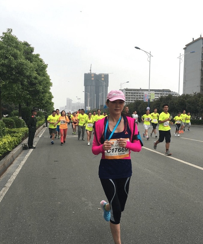 迷你裙|大李琳真没把年龄放心上，穿紧身衣配迷你裙，虽然有点刻意但耐看