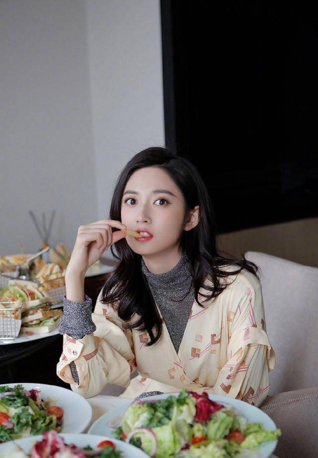 身材|陈钰穿衣品味在线，身穿吊带连衣裙简约洋气，女神范十足