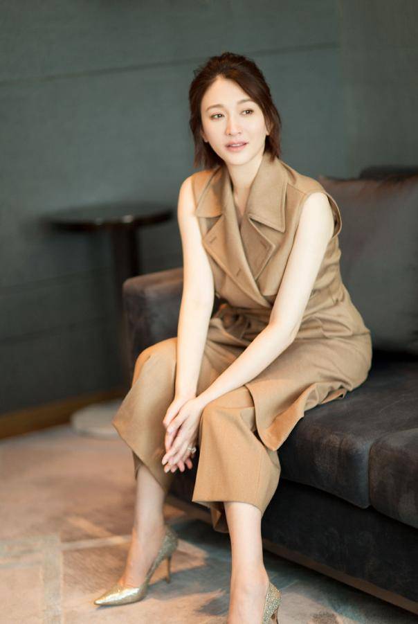 女神|李小冉真不愧是“气质女神”,卡其色无袖大衣时髦大气,清爽干练