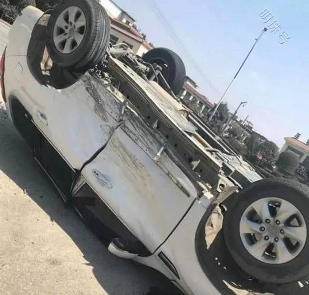 据了解到,车祸的起因是因为长安的车主酒后驾车,在行驶的过程中,注意