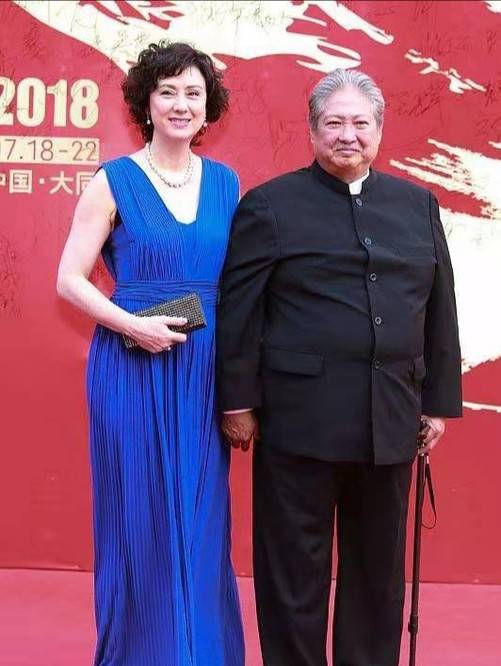 整体|69岁洪金宝罕露面，再发福走路靠拐杖，小13岁娇妻暖心陪伴！