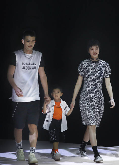 国货|易烊千玺7岁弟弟走秀,披斗篷牵女孩走路像大佬,2次为国货助阵!