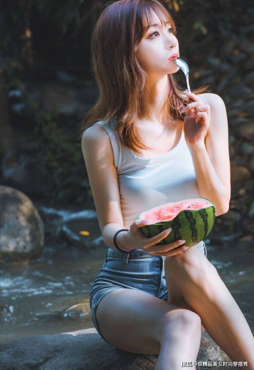 牛仔|说到小姐姐们最喜欢的穿搭单品，莫过于吊带的背心和牛仔短裤了
