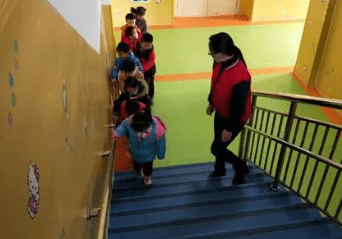 心理准备|孩子初次入园，家长“悄悄溜走”不能解决问题，牢记9个字不踩坑