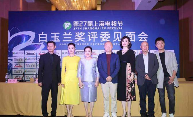 老公|陶虹夫妇出游,她穿衬衫裙纯素颜显真实年龄,胖嘟嘟老公笑成憨憨