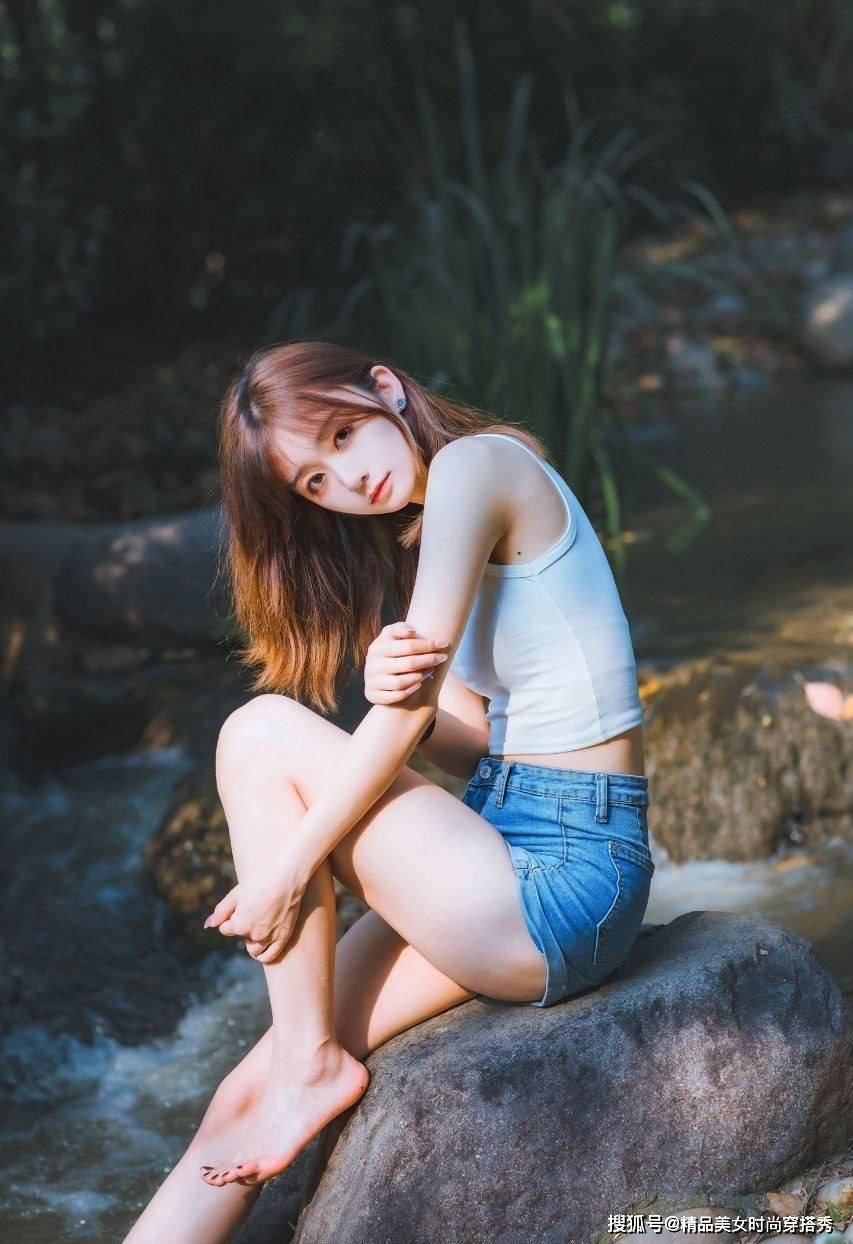 牛仔|说到小姐姐们最喜欢的穿搭单品，莫过于吊带的背心和牛仔短裤了