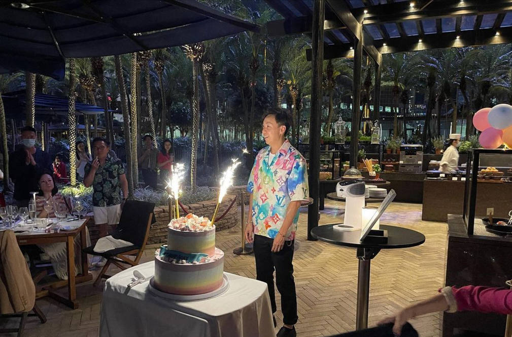 何超琼|何超琼为男友人庆生，亲密搂抱手把手切蛋糕，同框四太闺蜜好客气！