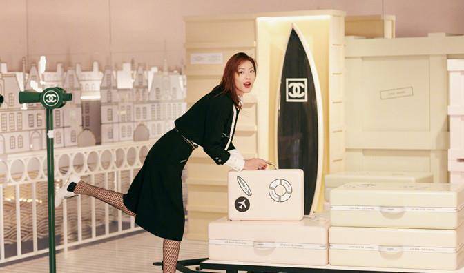 下装|刘雯近照快瘦成麻杆，穿睡裙走机场好惊艳，喇叭裤填不满目测80斤