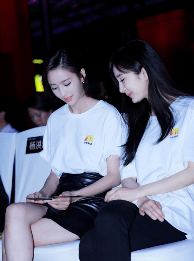 佟丽娅|佟丽娅与杨幂穿同款T恤，一个配短裙一个配紧身裤，气质却大不同
