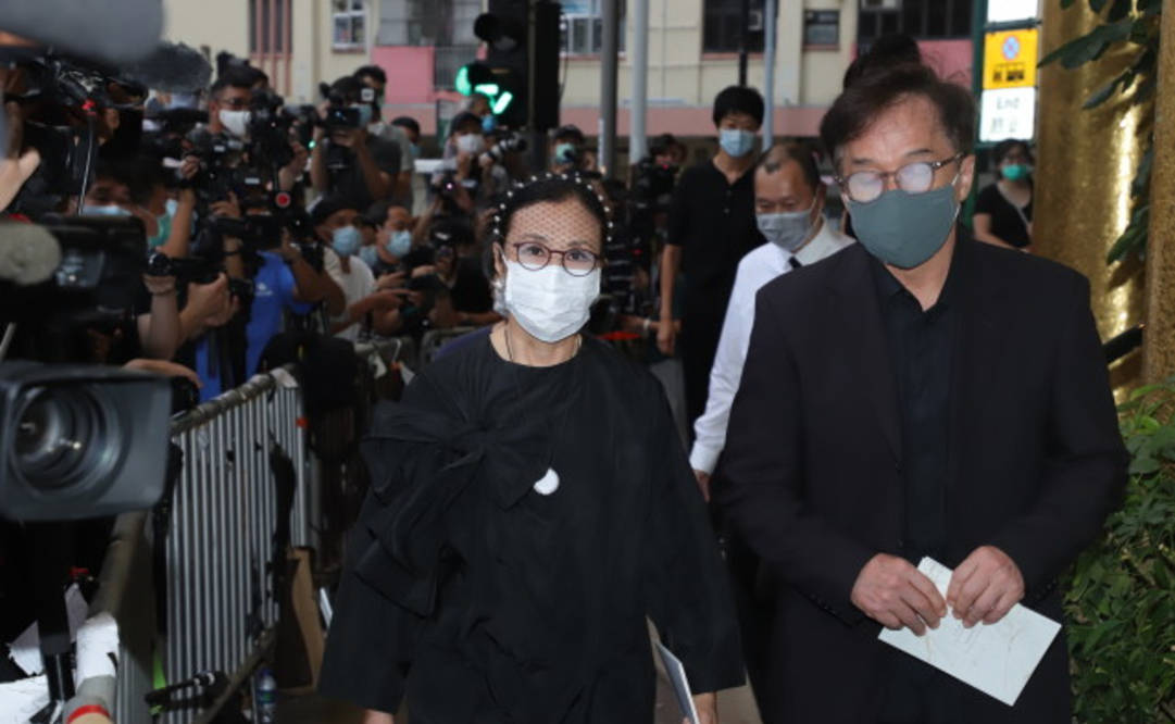 何超琼|何超琼为男友人庆生,亲密搂抱手把手切蛋糕,同框四太闺蜜好客气!