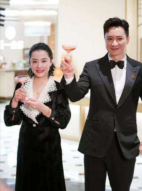 黑色|刘璇携夫出席活动,穿长裙产后发福腰粗脸变圆润,1米8老公真帅?