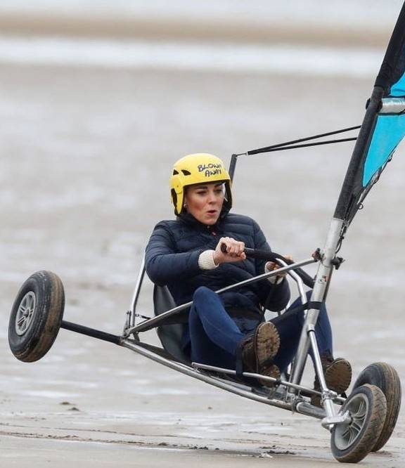 公主|凯特威廉重返母校,凯特穿粉衣重返初恋,雨中漫步美如画?