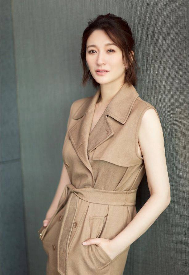 女神|李小冉真不愧是“气质女神”,卡其色无袖大衣时髦大气,清爽干练