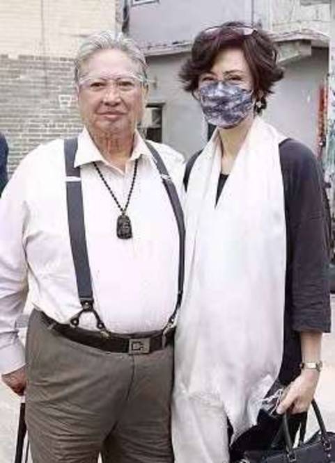 整体|69岁洪金宝罕露面，再发福走路靠拐杖，小13岁娇妻暖心陪伴！