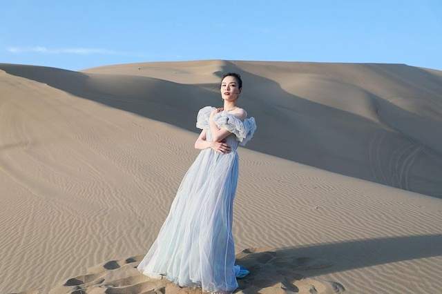 整体|吴敏霞首挺5月孕肚捞金，罕化浓妆超美，光脚在沙漠中走秀似超模