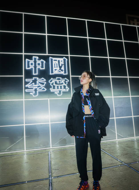 毛衣|众星助阵李宁,何超莲仪态不佳沈梦辰撞衫李宁,孙红雷打扮太粉嫩?