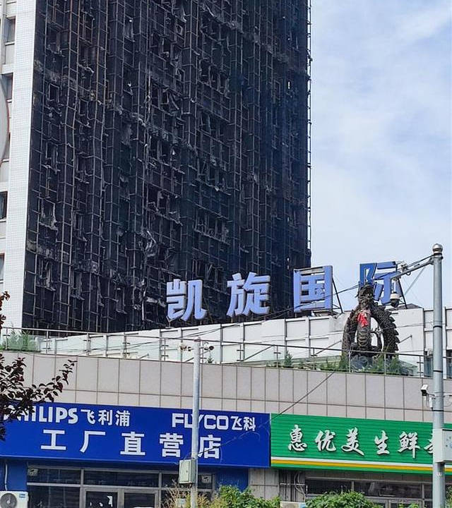 原创火灾过后的凯旋门，大连地标留下黑色伤疤：烧出巨型“7”字黑痕
