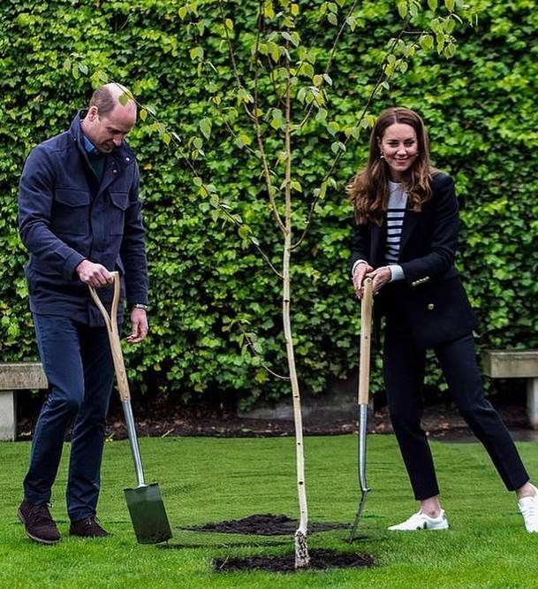 公主|凯特威廉重返母校,凯特穿粉衣重返初恋,雨中漫步美如画?