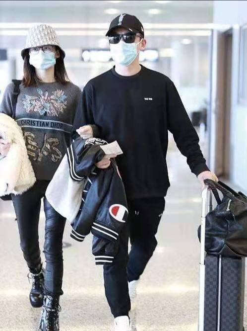 合体|郑恺夫妇首次合体走机场，苗苗瘦过头皮裤好紧巴，郑恺发福又变胖！