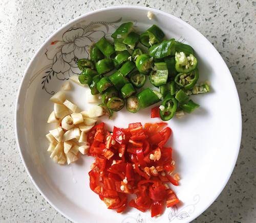 肉皮|辣椒炒凤爪，香辣脆口，不但是上好的下酒菜，还可给孩子零食吃哦