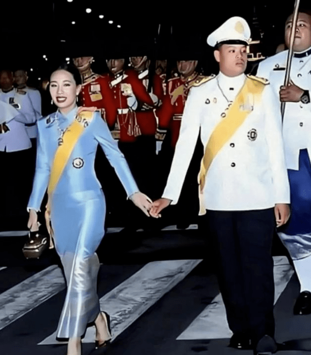 拉隆|泰国嫡长公主太孝顺！双膝跪在颂妃脚边，Polo衫搭黑裤没有女人味