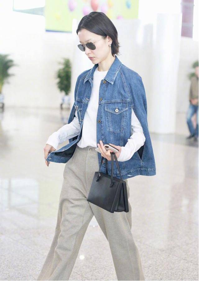 个性|杜鹃气质感真好，黑色外套配宝石绿毛衣清新脱俗，机场走出T台范