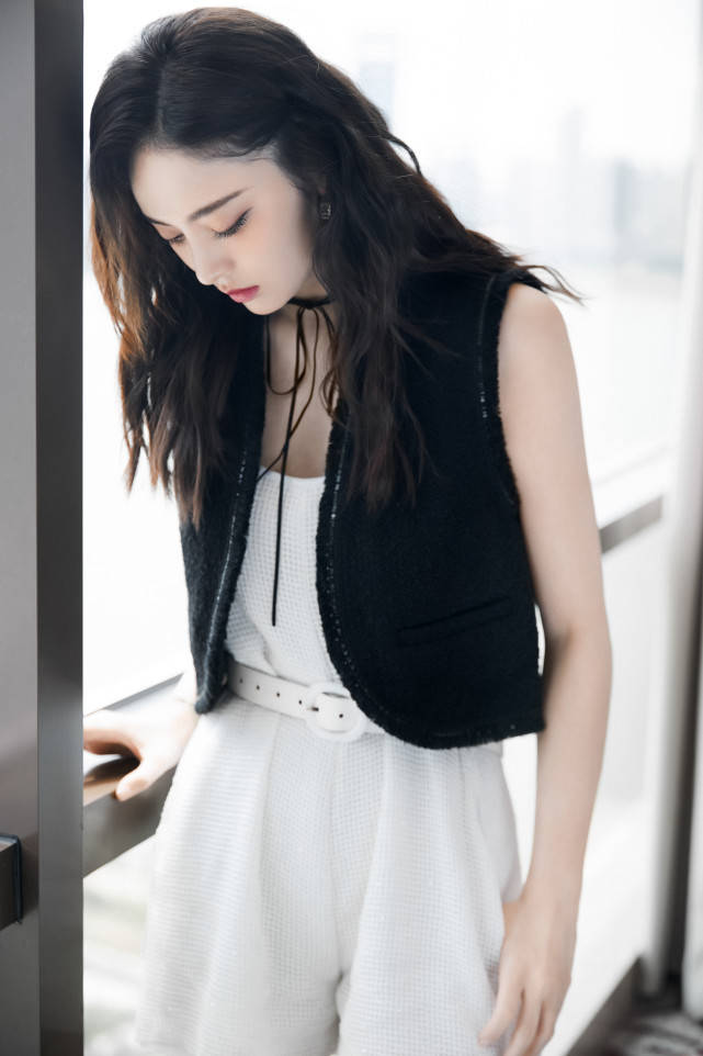 舞台|古力娜扎打扮时髦大秀纤细美腿，气质清新超迷人，甜美可人似初恋