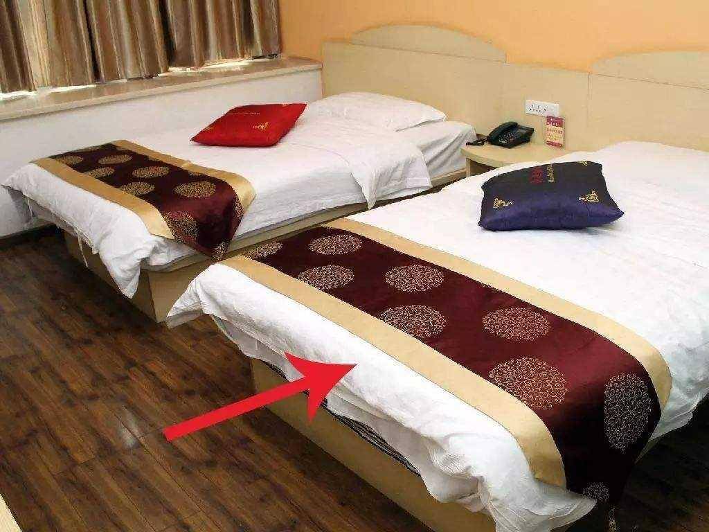 很多酒店的床尾，为何会放置一块长布，游客：其实用处有很多